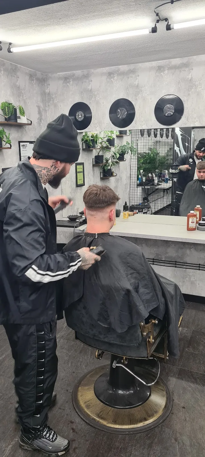 Barber Barberground w Suchym Lesie przy pracy: strzyżenie maszynką na stanowisku z winylami
