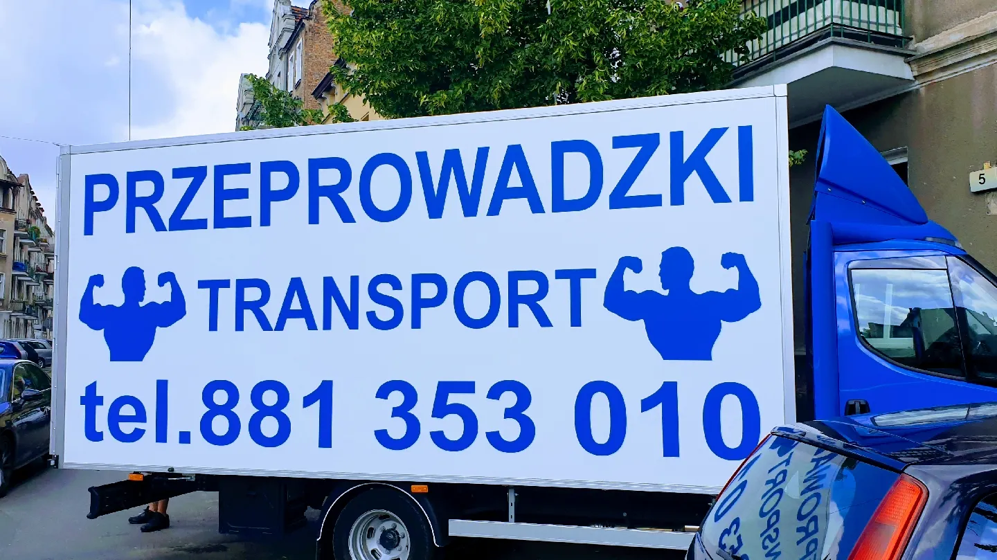 Oznakowany bus firmy Transport Przeprowadzki Małgorzata Koprucka