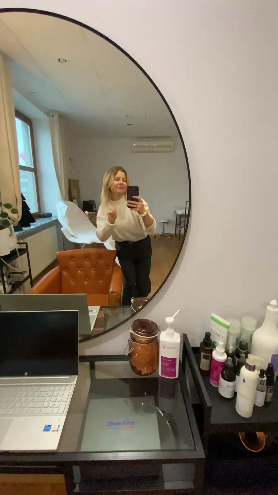 Justyna Trela, trycholożka, w gabinecie Hair&Spa przy Obornickiej 102 w Suchym Lesie
